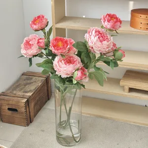 Dettaglio di bouquet di peonie rosa artificiali in vaso di vetro per decorazioni casa