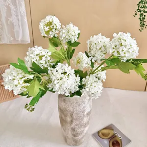Gedetailleerd beeld van witte kunstmatige hortensia sneeuwbalbloemen in een vaas