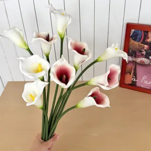 Vue détaillée d'un élégant bouquet de lys calla artificiels en PU pour décoration