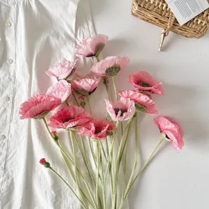 Detalle de amapolas artificiales rosas con tallos verdes flocados para decoración del hogar