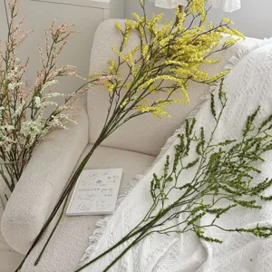 Detailweergave van gekleurde kunstmatige rijstgrasbloemen in huiselijke sfeer