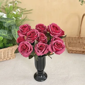 Élégant bouquet de 7 roses artificielles bordeaux style peinture à l'huile dans un vase noir
