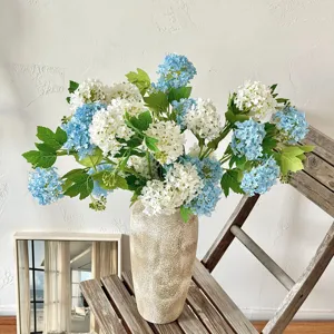 Elegant kunstmatig hortensia-arrangement met 5 koppen in een beige getextureerde vaas