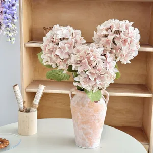 Realistische künstliche Hortensien in rosa Vintage-Stil in einer rustikalen Keramikvase