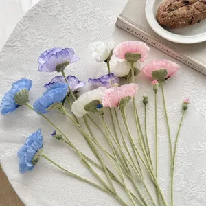 Primer plano de amapolas artificiales de colores con tallos flocados