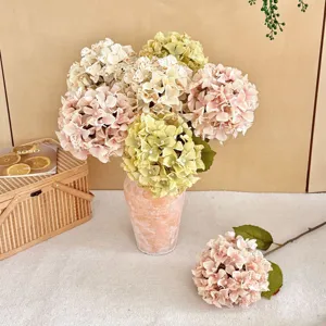 Detailansicht von künstlichen Vintage-Hortensien in einer Keramikvase für die Heimdekoration