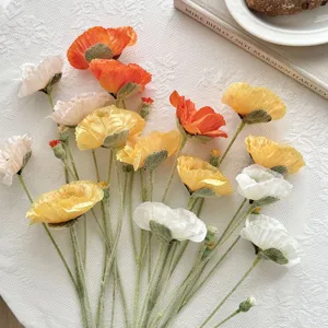 Primer plano de amapolas artificiales coloridas con texturas de tallo flocado reales