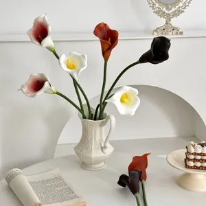 Bouquet de fleurs de calla en PU artificiel dans un vase en céramique blanche pour maison