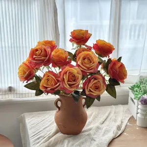 Bouquet de roses artificielles style peinture à l'huile en vase pour décoration.