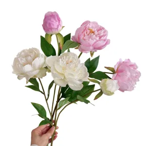 Eleganter Strauß künstlicher Pfingstrosen in Rosa und Weiß für die Innendekoration