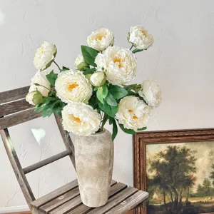 Elegante composizione di peonie artificiali bianche in vaso di ceramica per arredamento