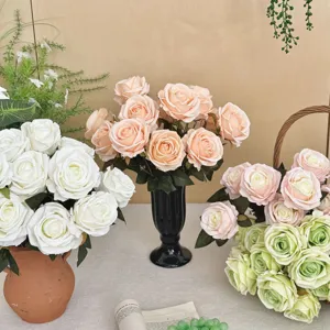 Affichage détaillé de roses artificielles à 7 têtes style peinture à l'huile en vases