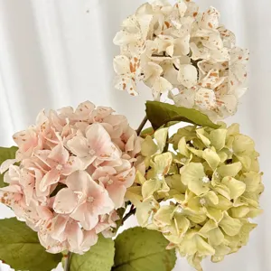 Retro-künstlicher Hortensienstrauß mit cremefarbenen, rosa und grünen Blumen für Deko