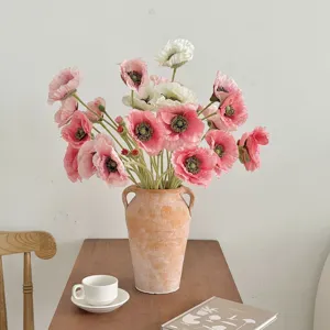 Flores de amapola artificiales con pétalos flocados en un jarrón rústico