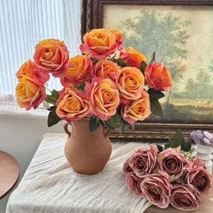 Roses artificielles style peinture à l'huile vintage en vase d'argile