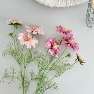 Detailansicht rosa und malvenfarbener künstlicher Skabiosen für elegante Wohndekoration.