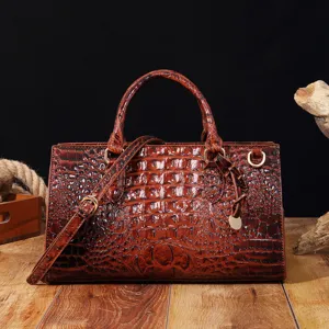 Bolso de mano marrón retro con textura de cocodrilo brillante y herrajes dorados.