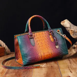Primer plano de bolso retro con relieve de cocodrilo y degradado morado y naranja