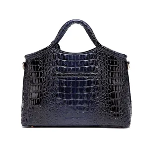 Textura de cuero con relieve de cocodrilo brillante en este bolso vintage de mujer