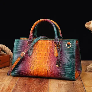 Primer plano de bolso retro con estampado de cocodrilo degradado y detalles dorados