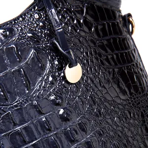 Primer plano de la textura de cuero con relieve de cocodrilo azul marino en este bolso