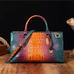 Detalle de un bolso vintage con relieve de cocodrilo y efecto de colores degradados