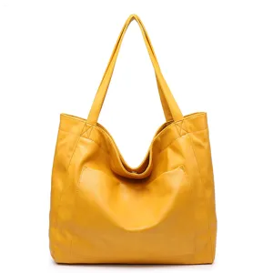 Detalle del bolso tote grande de cuero encerado amarillo con un bolsillo delantero