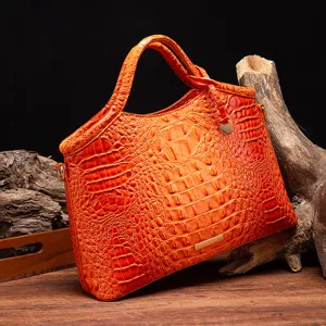 Vista detallada de bolso vintage naranja con relieve de piel de cocodrilo texturizado