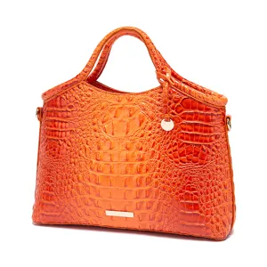 Vista detallada del bolso naranja vibrante con textura de cocodrilo y herrajes dorados