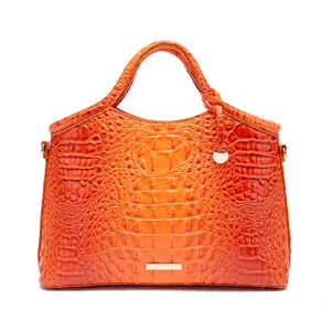 Bolso naranja vibrante con lujosa textura de cocodrilo en relieve 3D y herrajes dorados.