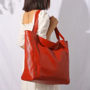 Elegante bolso tote grande de cuero encerado rojo con bolsillo frontal, vista posterior