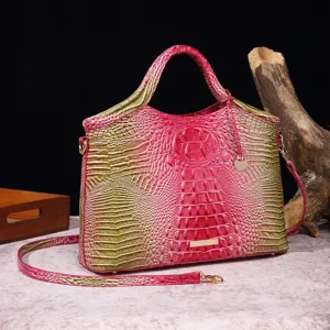 Elegante bolso de mano con grabado de cocodrilo y degradado rosa y verde vibrante