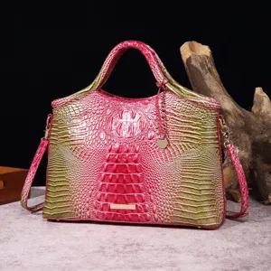 Primer plano de textura de cocodrilo rosa degradado en un bolso de lujo retro