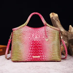 Detalle de bolso vintage para mujer con textura de cocodrilo 3D en tonos rosa y verde