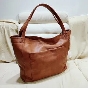 Bolso tote grande de cuero vintage marrón para mujer con un práctico detalle de bolsillo delantero