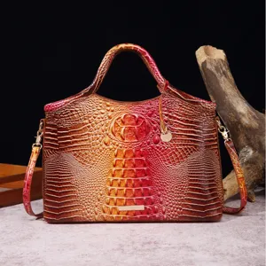 Vista detallada de un bolso vintage de cuero con diseño de cocodrilo rojo degradado