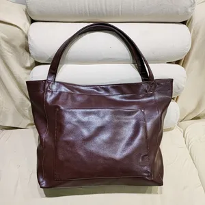 Bolso tote grande de cuero encerado burdeos con un práctico bolsillo frontal grande