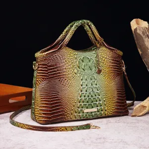 Detalle de bolso vintage con relieve de cocodrilo y textura degradada verde única