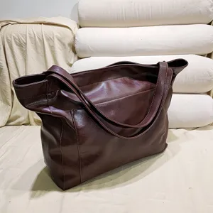 Primer plano que muestra la rica textura de este gran bolso tote vintage de cuero burdeos