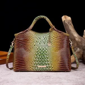 Vista detallada del relieve de cocodrilo 3D en un bolso vintage verde y marrón
