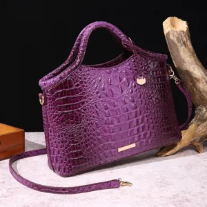 Vista detallada de un bolso retro morado con textura de cocodrilo en relieve 3D