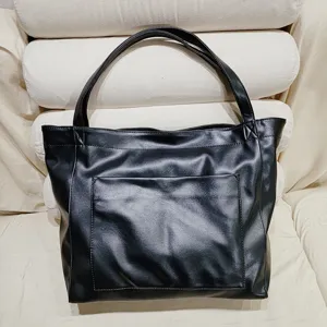 Bolso tote grande de cuero suave negro para mujer con bolsillo frontal funcional