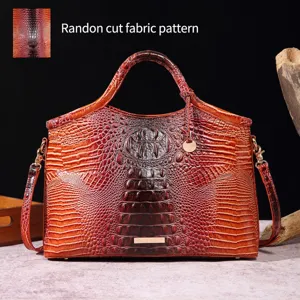 Primer plano del patrón de cocodrilo en relieve del bolso vintage de color marrón