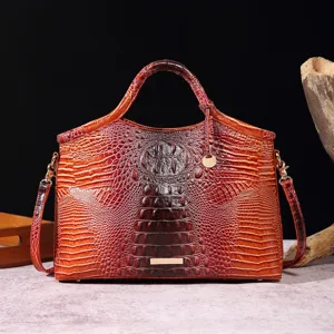 Primer plano de un bolso vintage marrón con textura de cocodrillo en relieve 3D.