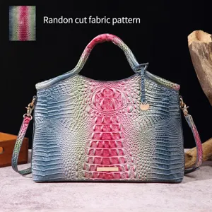 Primer plano del bolso retro con motivo de cocodrilo 3D y degradado colorido.