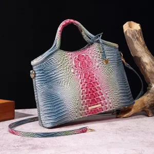 Vista detallada del lujoso grabado de cocodrilo en bolso de cuero vintage multicolor