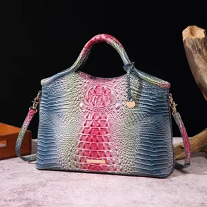 Detalle de la textura de cocodrilo en relieve 3D en un bolso vintage multicolor