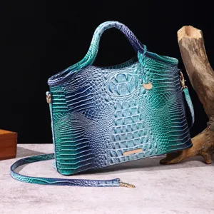 Primer plano de bolso vintage con motivo de cocodrilo multicolor y detalles dorados