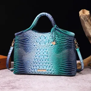 Detalle de bolso vintage con relieve de cocodrillo en 3D y degradado de tonos azul y verde.