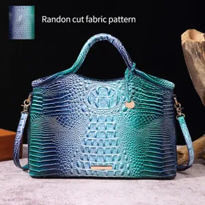 Primer plano de la textura de cocodrilo azul en un bolso de cuero vintage